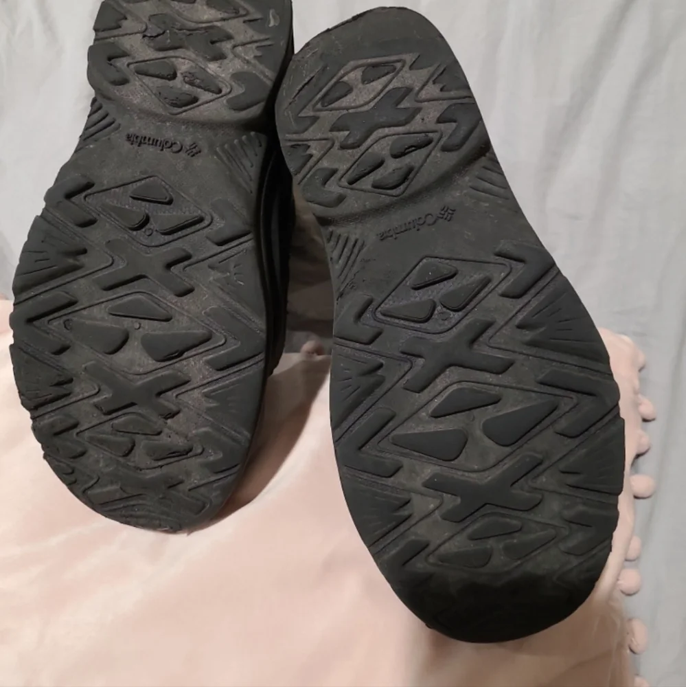 Columbia Womens Size 7 Waterproof 200 grams‎ Winter Snowboots.